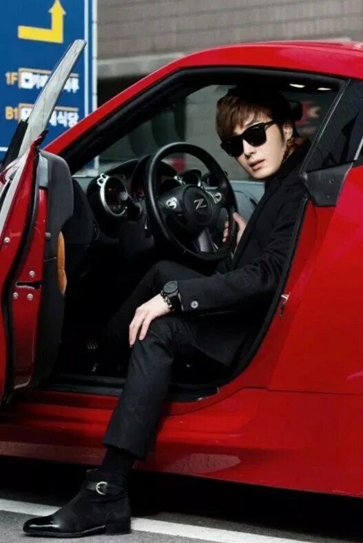 Корейский актер в автомобиле. Корейские парни и дорогие автомобили.