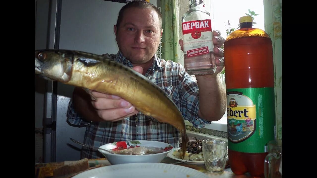 Рыба пила пиво. Пивко с рыбкой. Рыба пьет пиво. Мужик с пивом и рыбой.