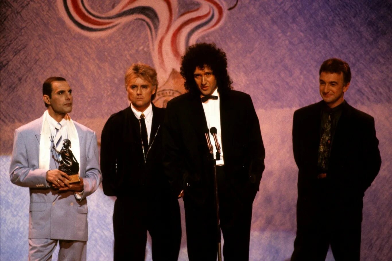 Меркьюри 1990. Группа Queen 1991. Фредди Меркьюри Brit Awards 1990. Фредди Меркьюри 1990. Песня группы 1990