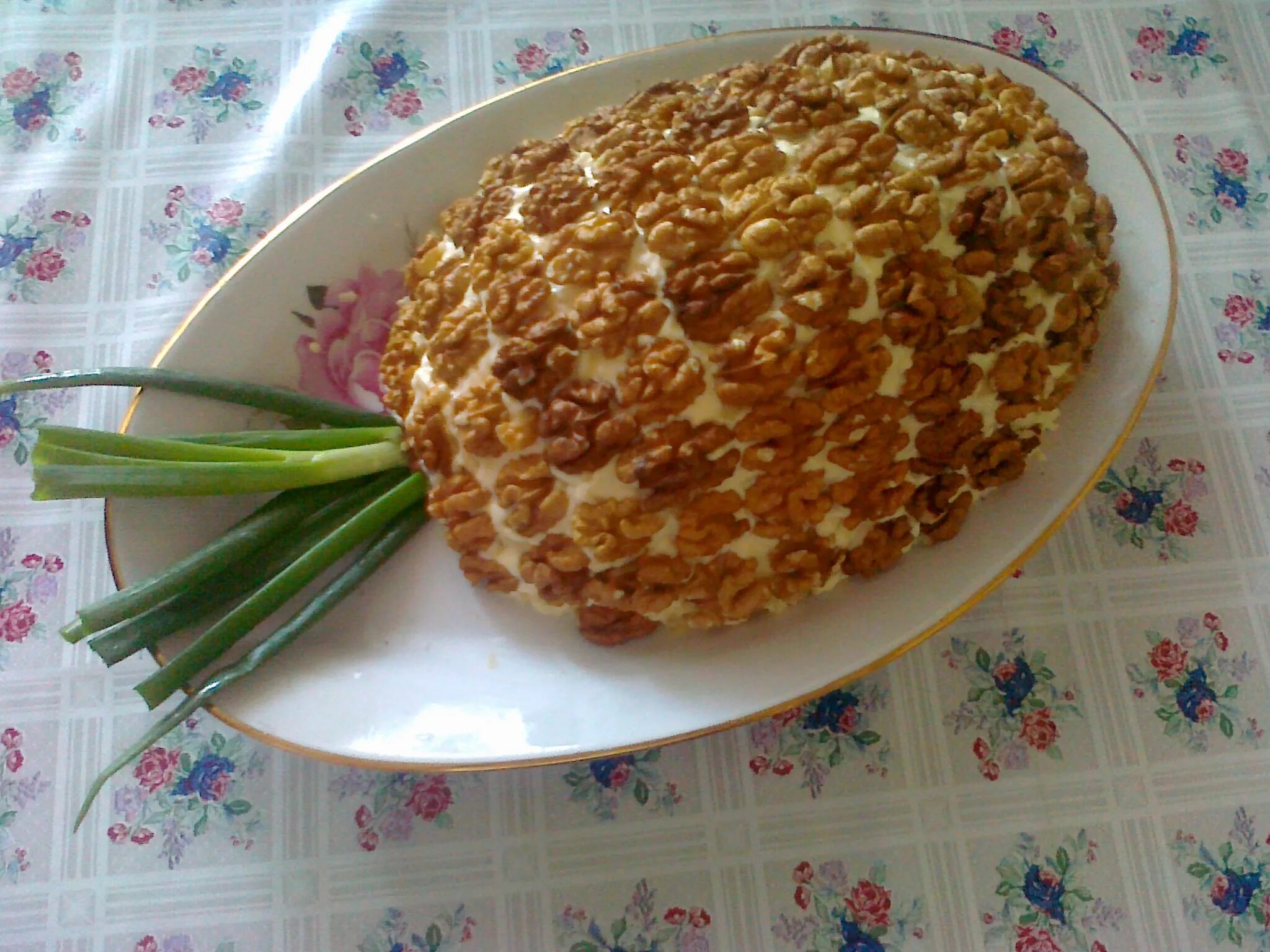 Салат в виде ананаса. Салат с ананасом и грецким орехом. салат с анонанасом и грецким орехом. украшение салата грецкими орехами.