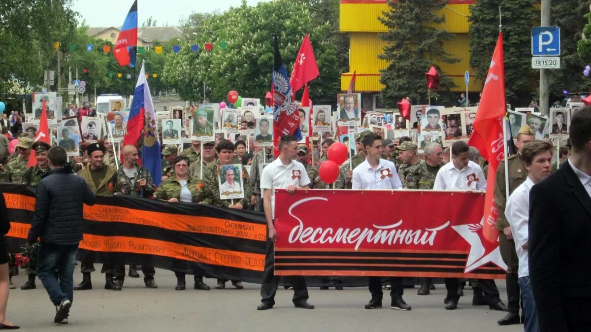 Первомайская днр новости. Снежное ДНР. Парад в г.Снежное ДНР. Снежное ДНР 2015.