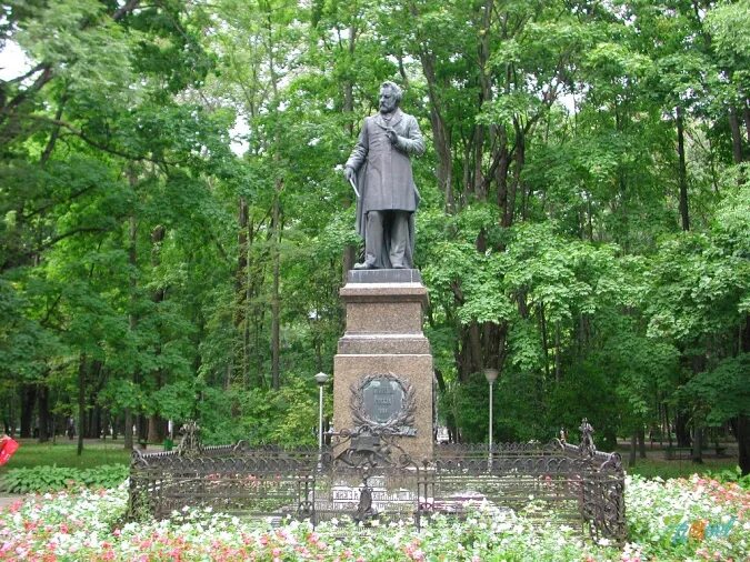 Где похоронен глинка город. Памятник Михаилу Глинке в Смоленске. Лютеранское кладбище Глинка. Глинка композитор могила.