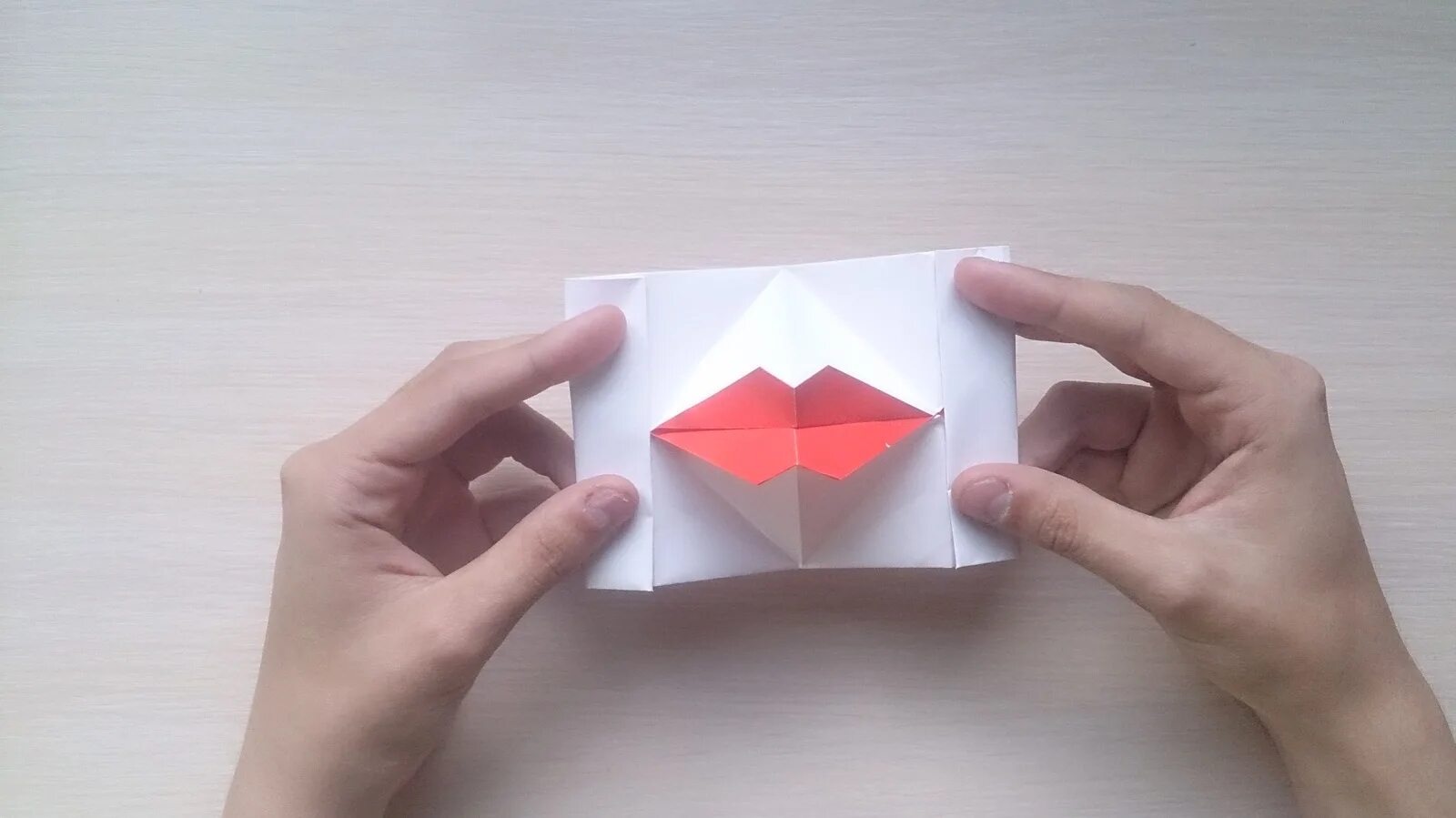 Антистресс из бумаги а4. Губы из бумаги. Оригами из бумаги движущиеся. Оригами губы. Оригами губы из бумаги схема.