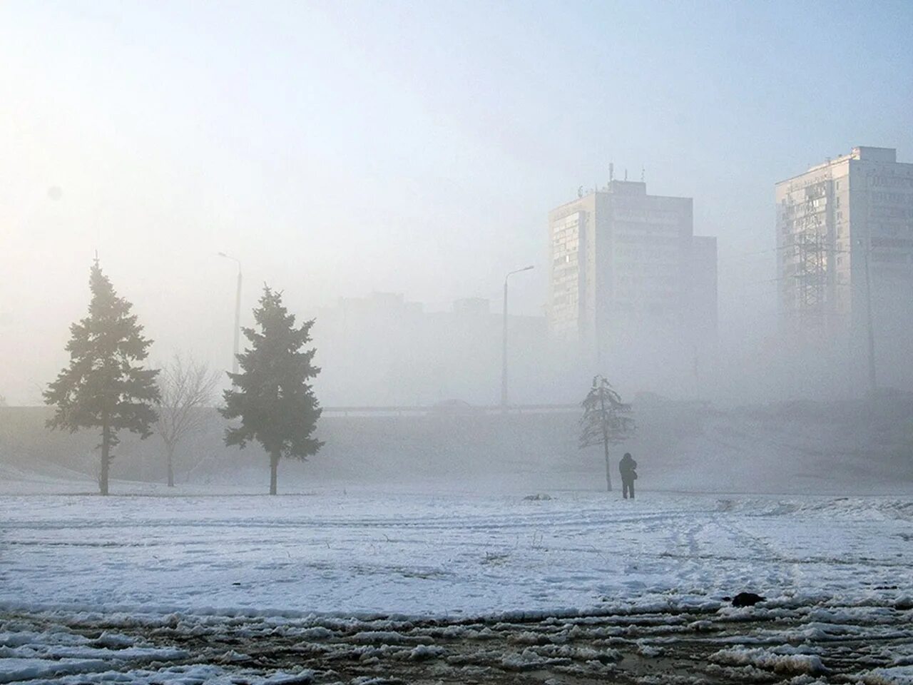 Туман зимой в городе. Туман зима город. зимний туман в городе. город в тумане. туманное зимнее утро.