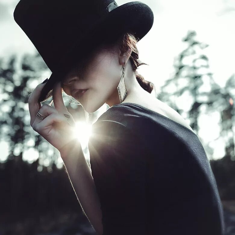 Картинки для аватарки загадочные. Таинственная девушка в шляпе. Девушка в шляпе закрывающей лицо. Девушка в шляпе без лица. Девушка прикрывает лицо шляпой