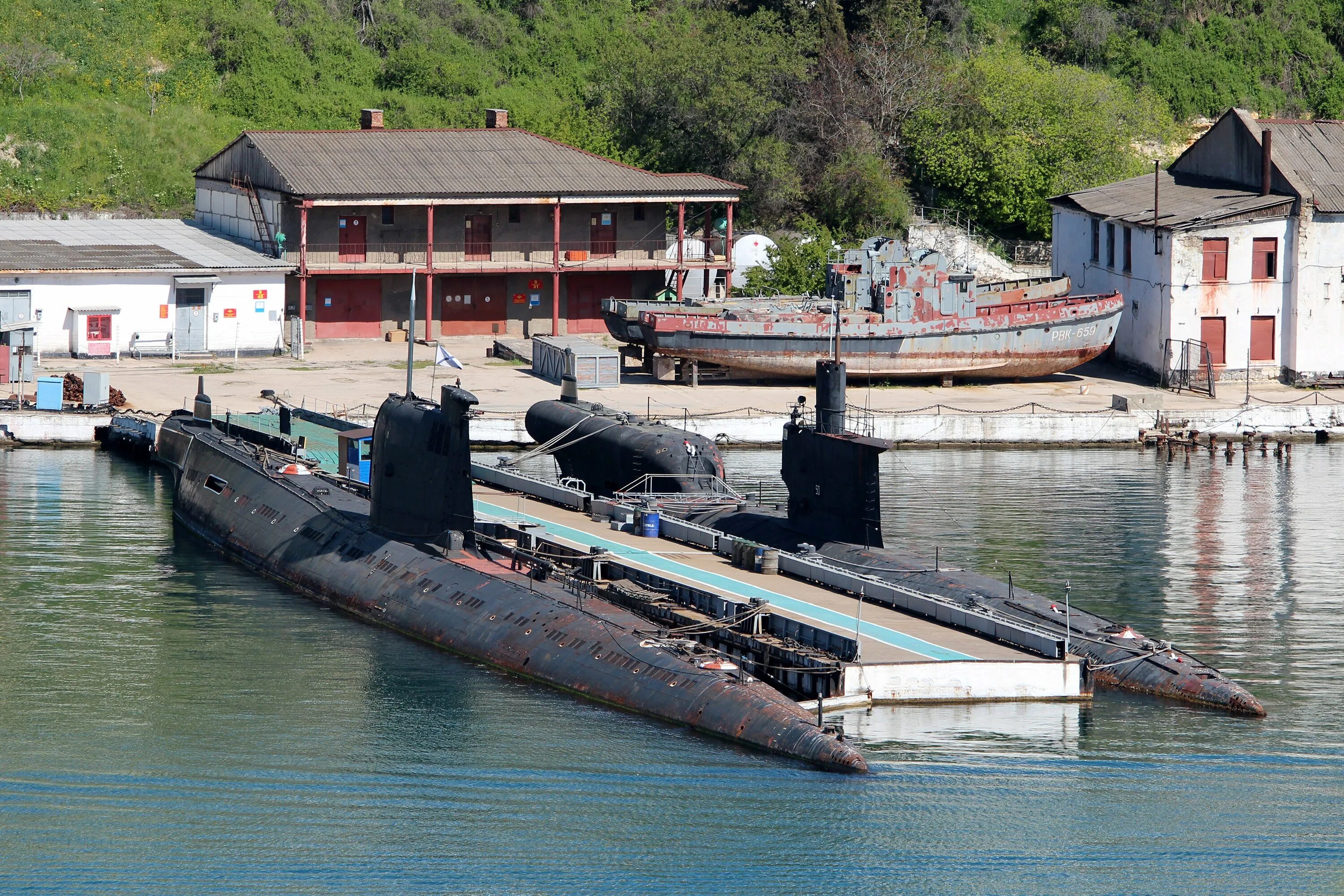 Подводные лодки в крыму. Балаклава музей подводных лодок. Подводная лодка в Балаклаве музей. Музей подводных лодок Севастополь. Балаклавская бухта база подводных лодок.