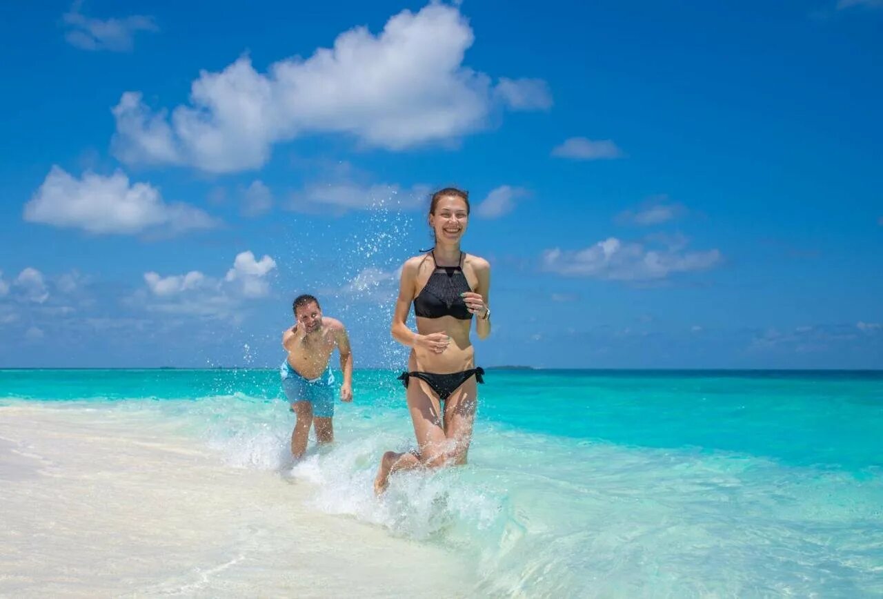 Семейные путешествия с детьми. Семья на пляже. Топ отдыхов. Ибица испания. Мальдивы джен малдивес.