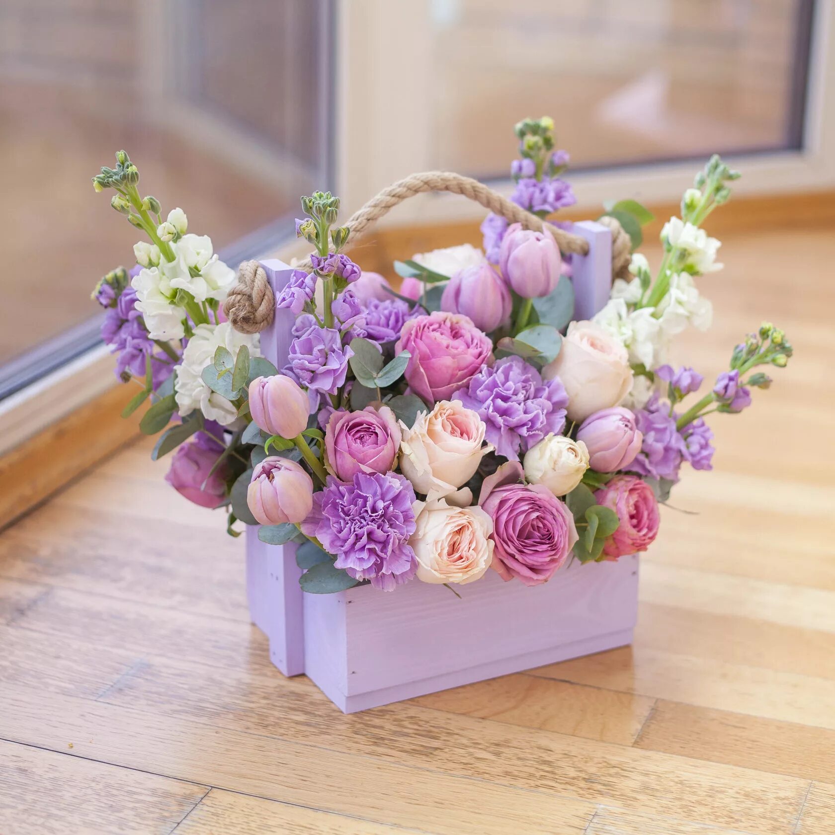 цветочная композиция в ящике. цветы в ящике. цветочные композиции в деревянных ящиках. композиция в ящике из цветов. цветы в ящике.