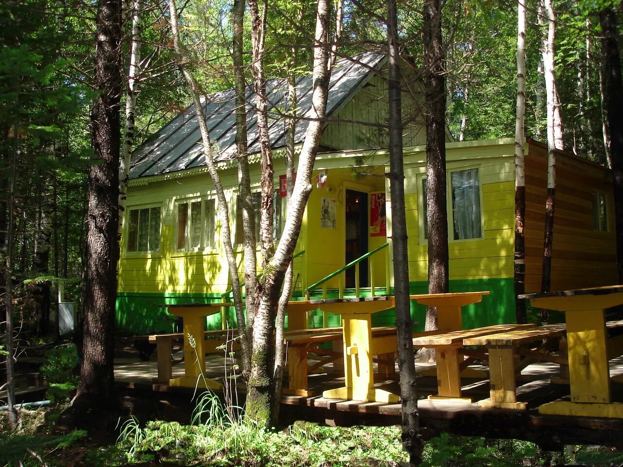 Турбаза снежная иркутск. Турбаза снежная иркутск. Озеро изумрудное байкал турбаза. Домики на турбазе снежная. Снежная турбаза теплые озера.