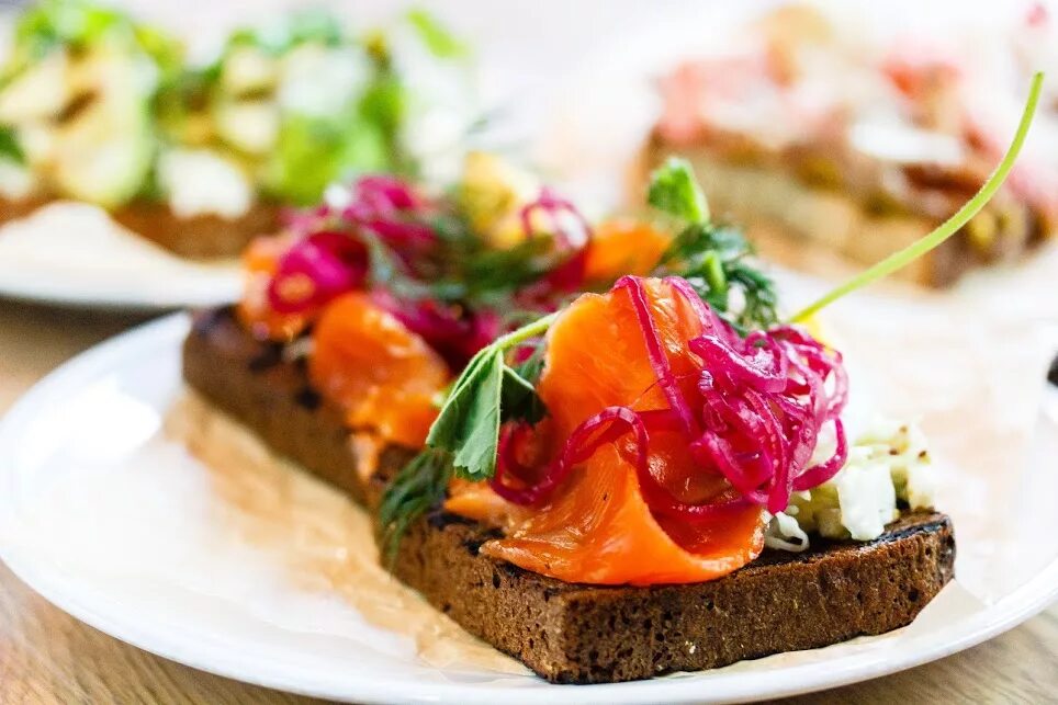 Брускетта с лососем. Брускетта с ростбифом. Бутерброды с бородинским хлебом. Брускетта с авокадо и икрой. Брускетты с красной рыбой.