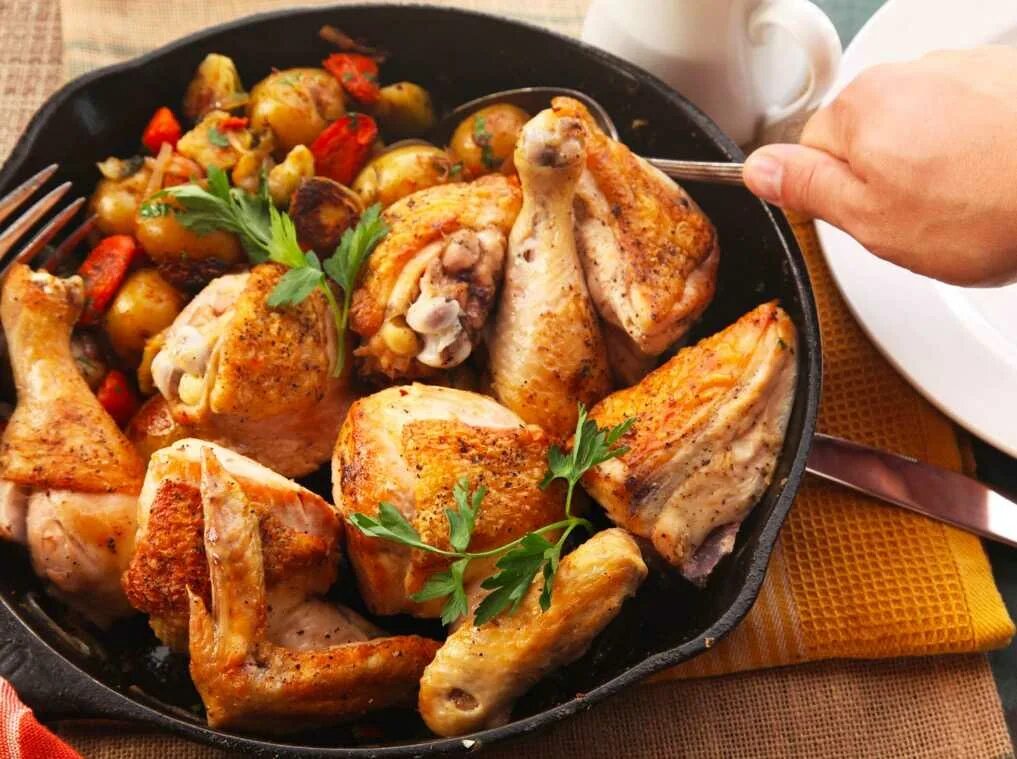Курица рецепты на сковороде быстро. Вкусная курица. запеченная курица. вкусная курочка. курица приготовленная.