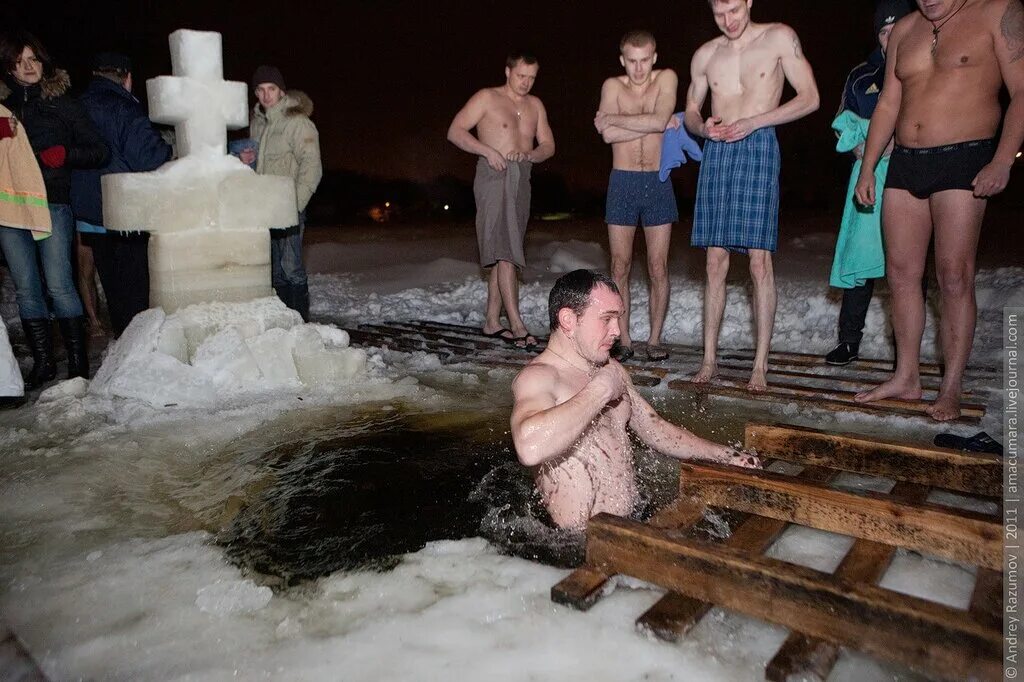 Какого числа крещение 2024 купаются в проруби. Крещенская иордань ярославль 2023. Окунание в прорубь на крещение. Купель на крещение. 2014 г.
