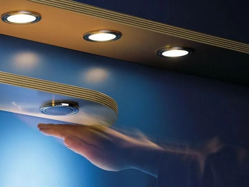 Поставь освещение. Светильник в натяжной потолок с датчиком движения. Встроенный точечный свет. Встраиваемые лампочки для потолка. Встраиваемая подсветка для мебели.