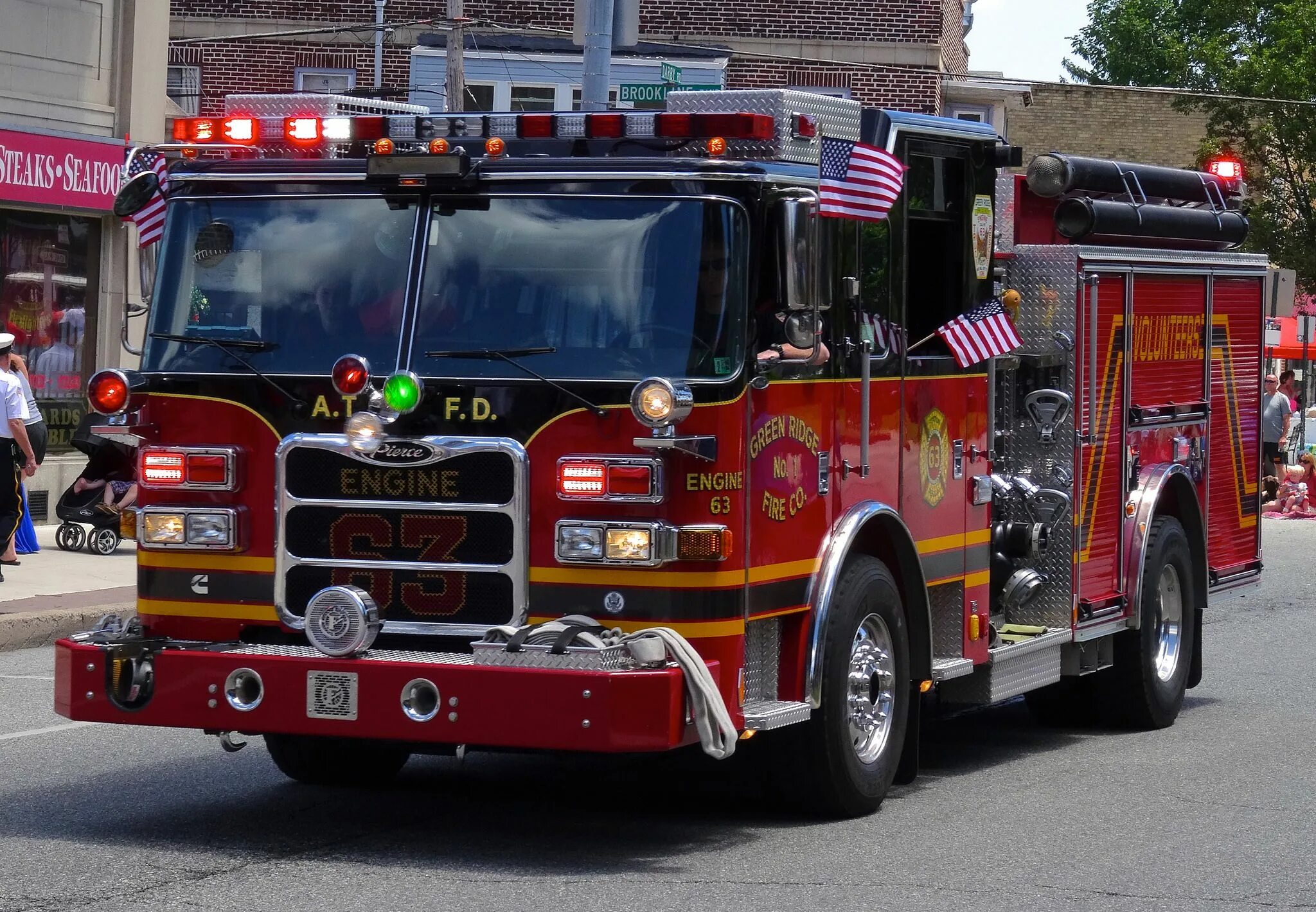 Fire truck police car. Pierce пожарные машины. Американская пожарная машина. Пожарные автомобили США. Пожарные машины американские Pierce.