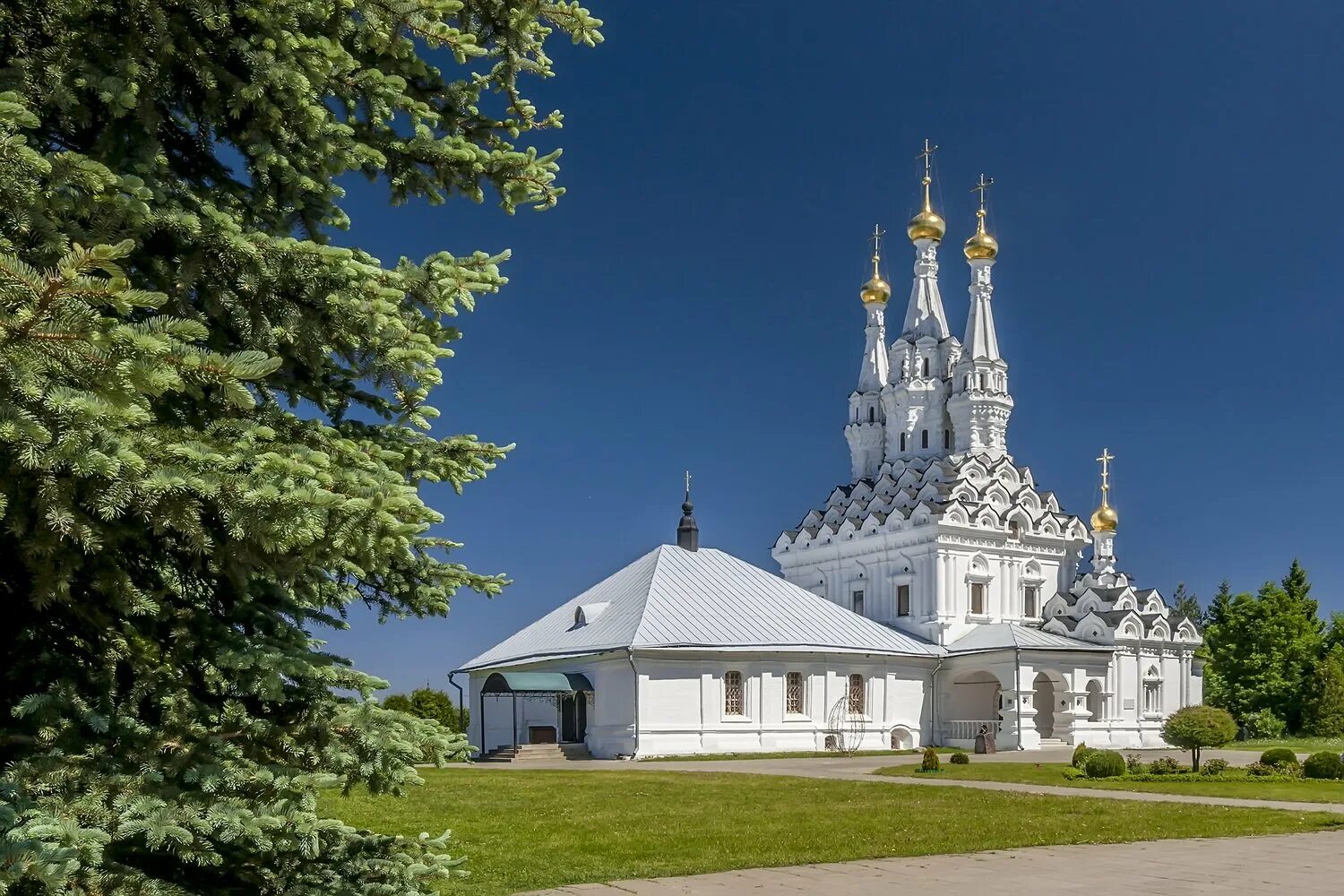 Три великие церкви. Церковь Одигитрии в Вязьме. Церковь Одигитрии Смоленской. Храм Божией матери Одигитрии Вязьма. Вязьма Церковь Одигитрии Смоленской области.