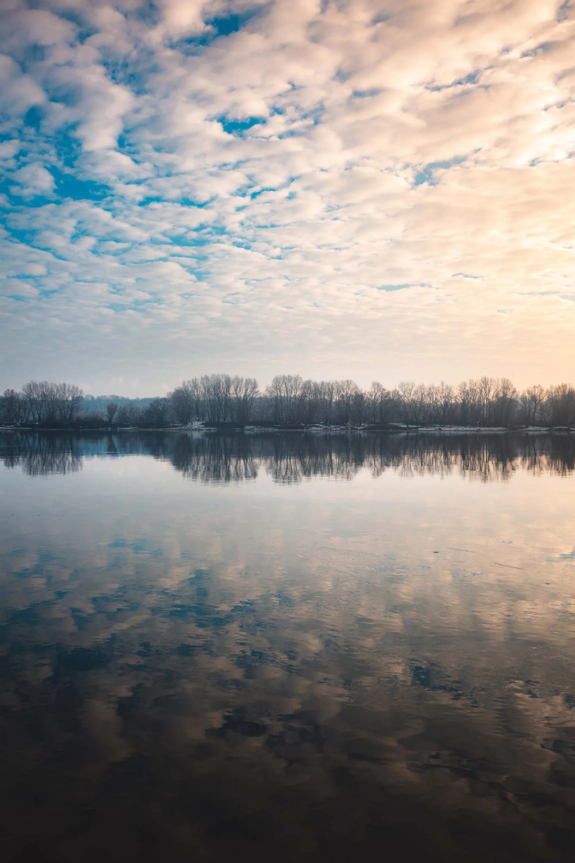 Озеро уровень 5. Атмосферные воды. Рассвет отражение в воде. Уровни озер. Озеро коряжник.