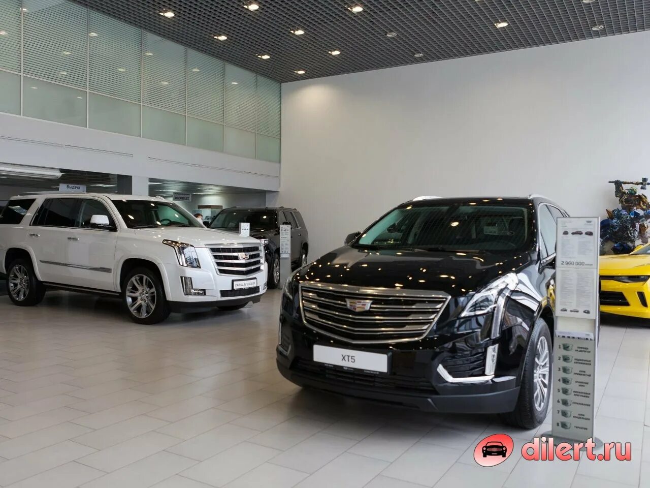 Кадиллак дилер. Автосалон Кадиллак. Cadillac Escalade в дилерском центре. Кадиллак НСК-авто.