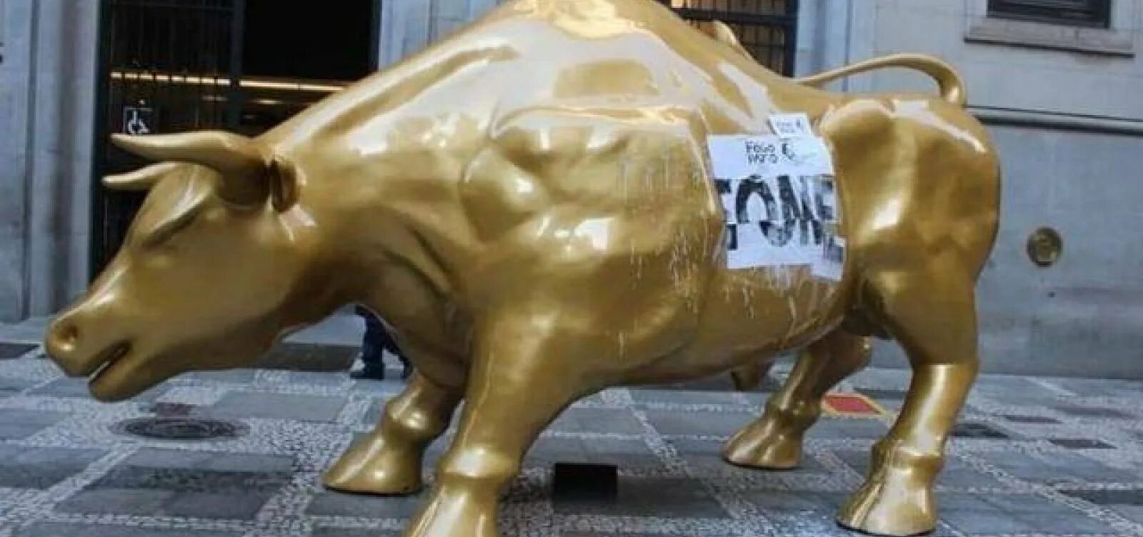 золотой телец алтарь. статуэтка золотого тельца. золотой телец фразеологизм. статуя золотого тельца. голден сакс бык.