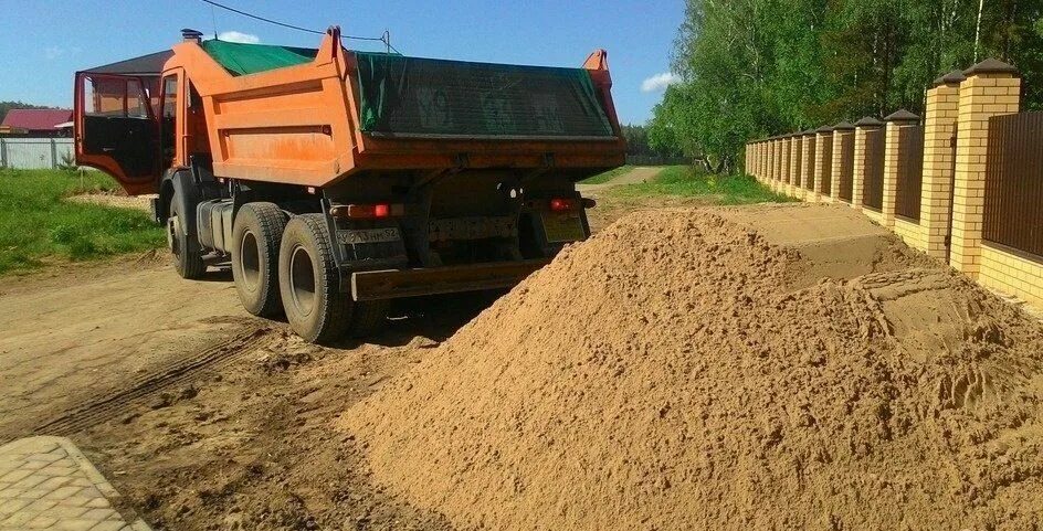 КАМАЗ 5511 С щебнем. КАМАЗ 5511 песок щебень. КАМАЗ самосвал 15т песок Речной. КАМАЗ 65115 выгружает песок. Купить песок в московской области