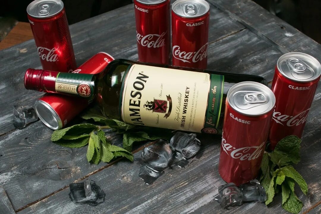 Сколько виски в колу. Джемесон кола. кока кола и виски. виски jameson и кола. виски кола коктейль.