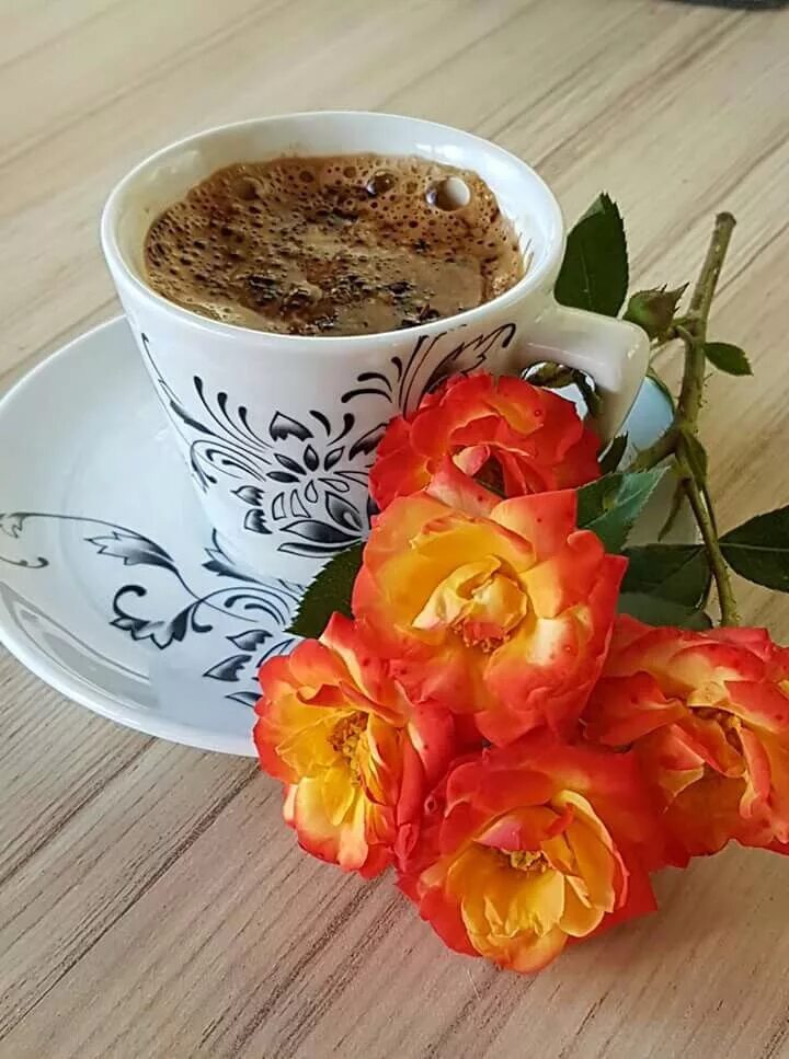 Картинка доброе утро с кофе и цветами. Чай с цветами. Осенние цветы и кофе. Доброе утро кофе. Чай цветок.