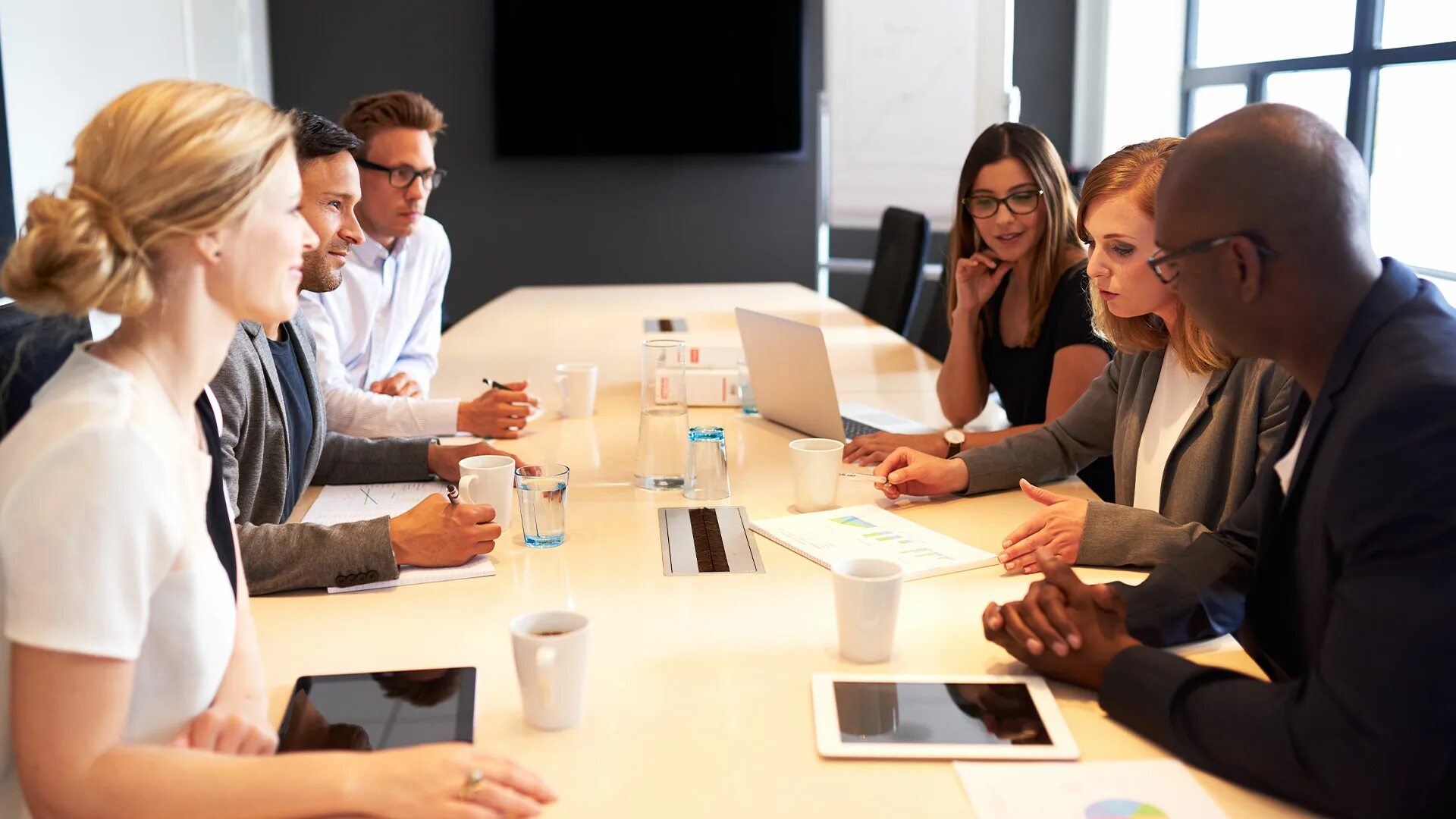 Holding a meeting. Люди за столом в офисе. Совещание. Деловая встреча в офисе. Фотографии совещаний.