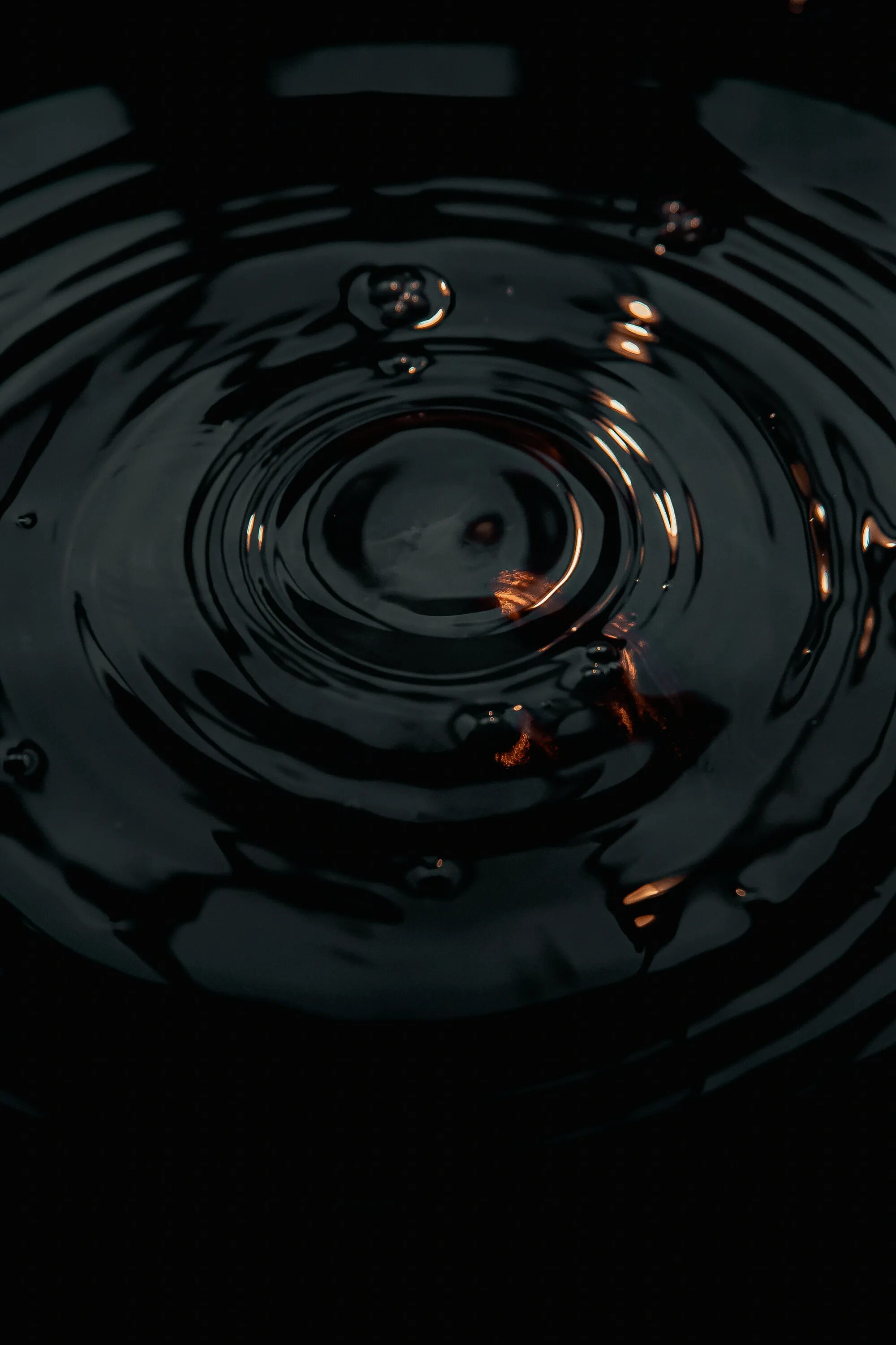 Фото черной воды. Черная вода. Черные капли. Черная капля воды. Темные воды.