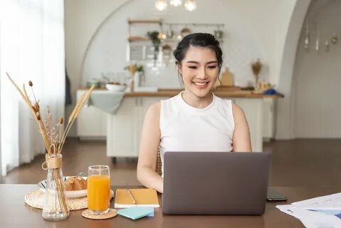 perempuan asia bekerja dengan laptop di atas meja.