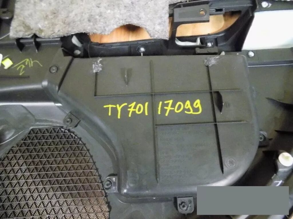 Дверные карты ниссан альмера классик. Подлокотник двери w203. Снятие обшивки ниссан тиида. Передняя дверь на ниссан тииду. Обшивка двери ниссан тиида.