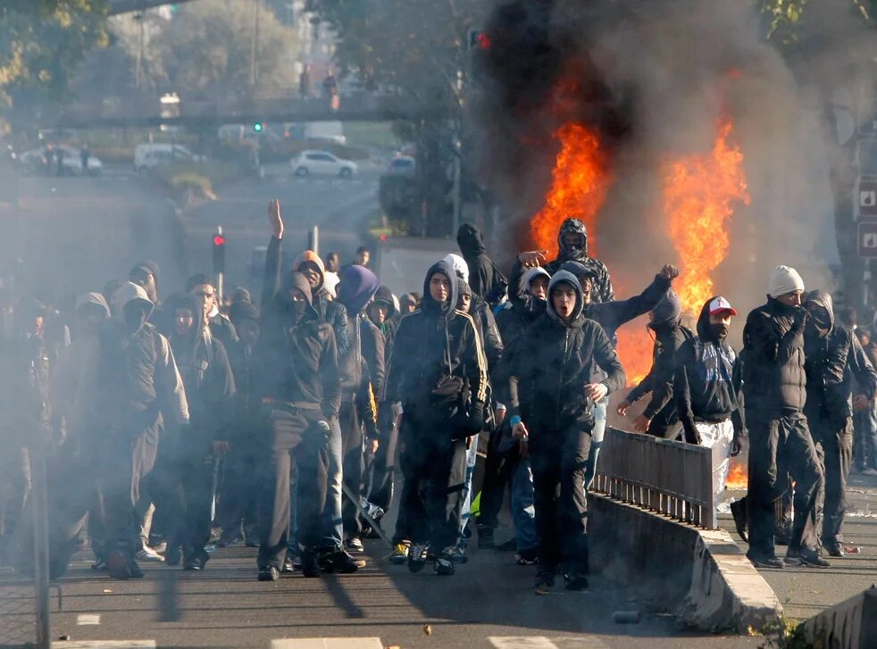Массовые беспорядки во Франции (2005). Массовые беспорядки в Париже 2005 год. Беспорядки во Франции 2005 года. Вооруженные выступления против
