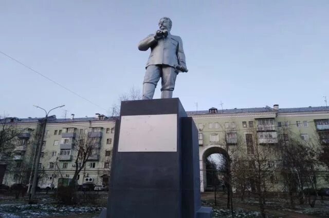 Два памятника орджоникидзе в магнитогорске. Памятник Орджоникидзе в Казани. Памятник Серго Орджоникидзе Казань. Памятник Серго Орджоникидзе Магнитогорск. Памятник Серго Орджоникидзе Челябинск.