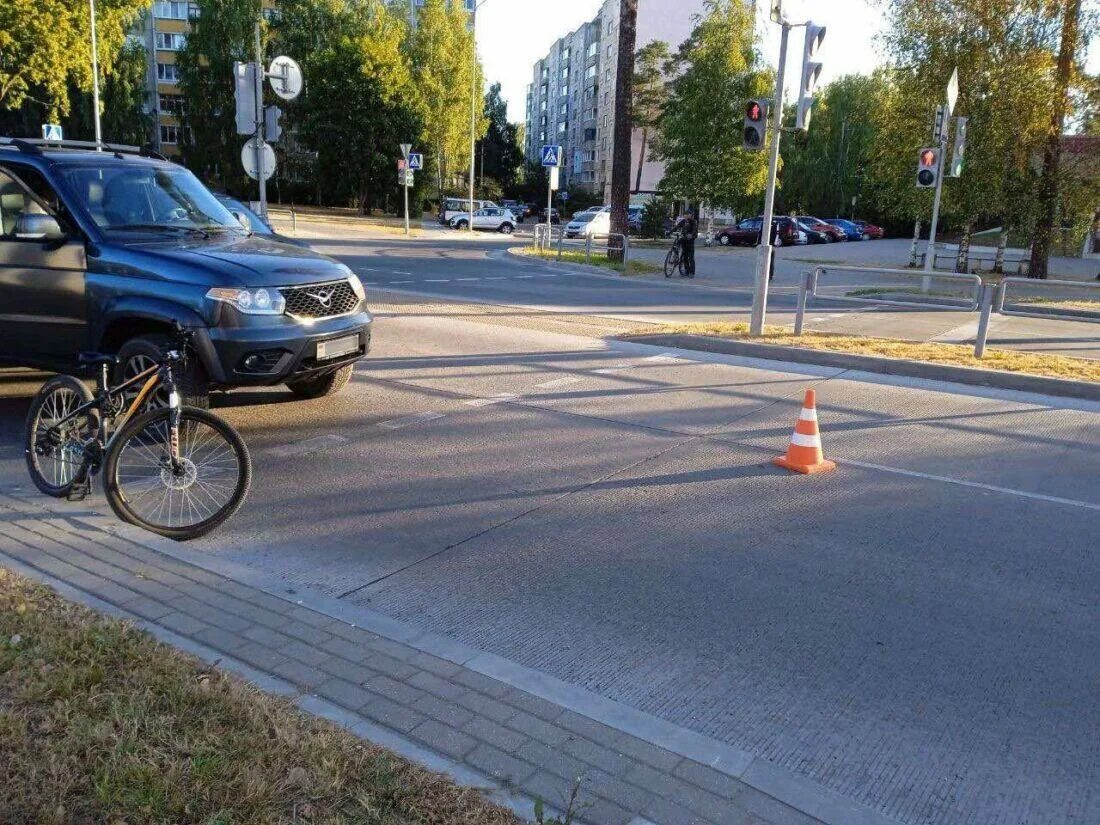 Сбил велосипедиста на пешеходном. Велосипедист сбил пешехода. Пешеходный переход для детей.