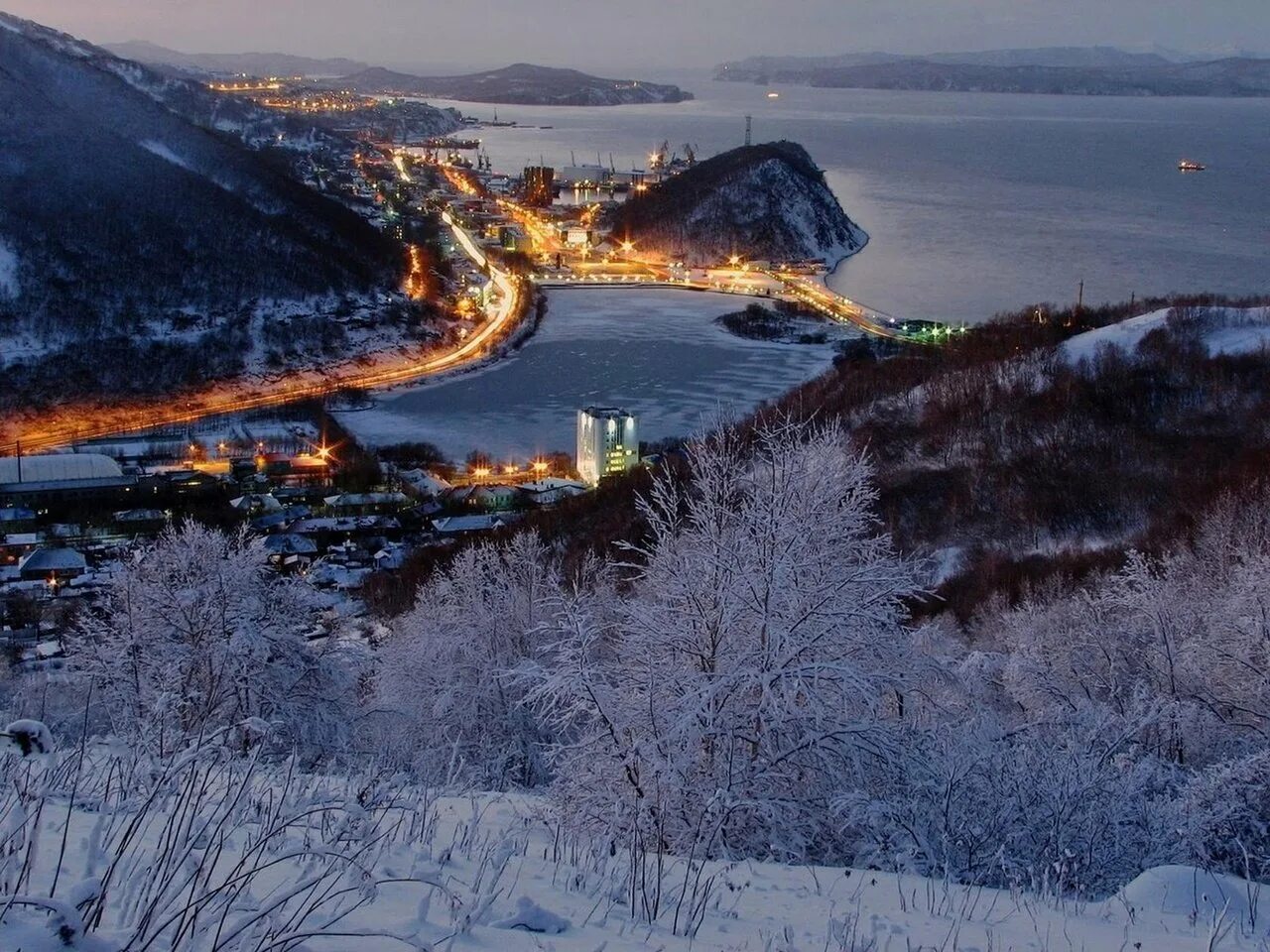 Прокат петропавловск камчатский. Дальний Восток Петропавловск-Камчатский. Сопки в Петропавловске Камчатском зимой. Петропавловск Камчатский горы зима. Петропавловск-Камчатский набережная зимой.