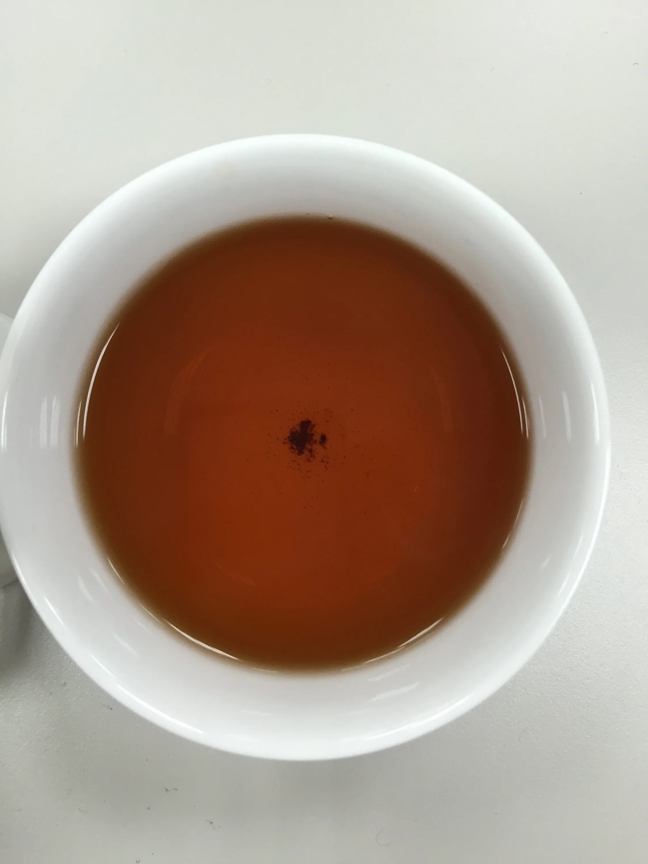 Ужасный чай. Чай черный. Чай черный в кружке. Чай черный в чашке. Паук в кружке чая.