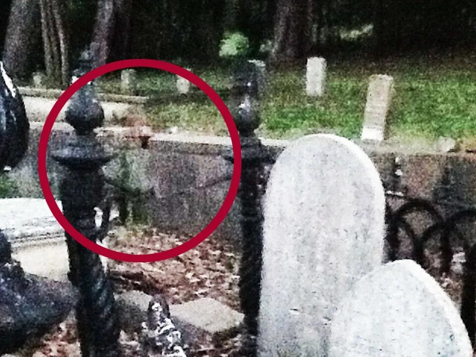 Скажи где кладбище. Страшные призраки на кладбище. призрак в реальной жизни на кладбище.