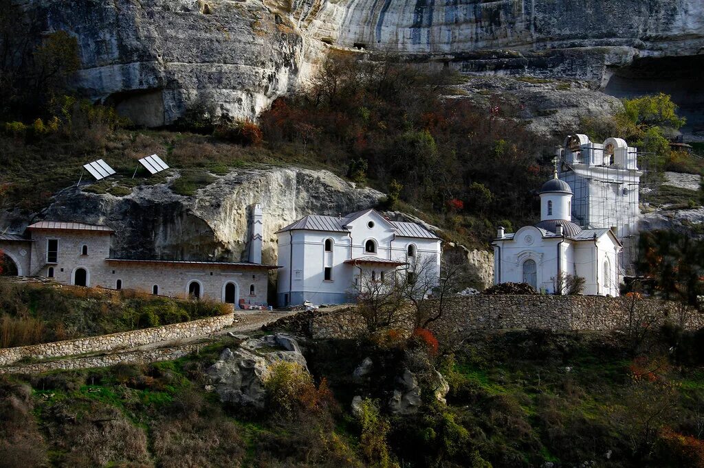 пещерный храм бахчисарай. успенский монастырь в крыму в бахчисарае. успенский монастырь бахчисарай. мужской монастырь в скале. пещерный храм бахчисарай.