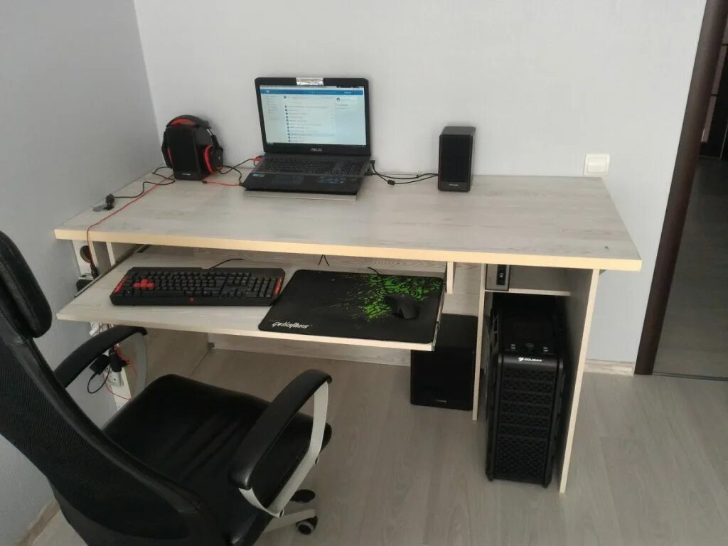 Красивые компьютерные столы. Сделать стол компьютер. Необычный письменный стол. Самодельный компьютерный стол. Самодельный компьютерный столик.