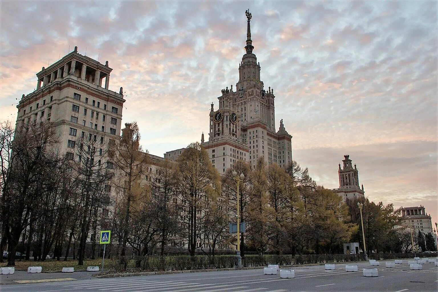 Сталинские высотки МГУ. Московский государственный университет им. м.в. Ломоносова. ИНТЦ МГУ Воробьевы горы. МГУ Алиса МГУ.