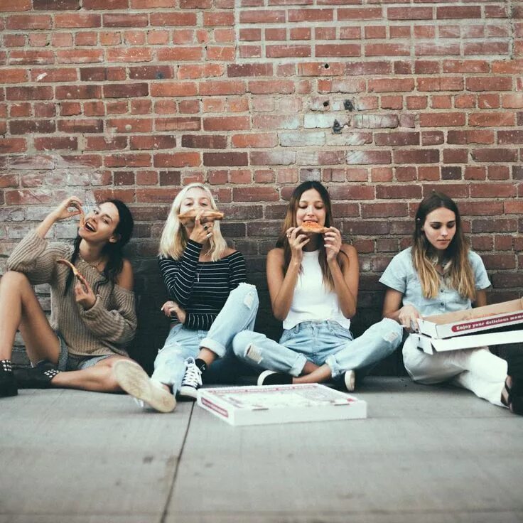 Несколько человек. Разновозрастная группа людей. Группа girls aloud состав. Серебро 2005 группа. Serebro участницы.