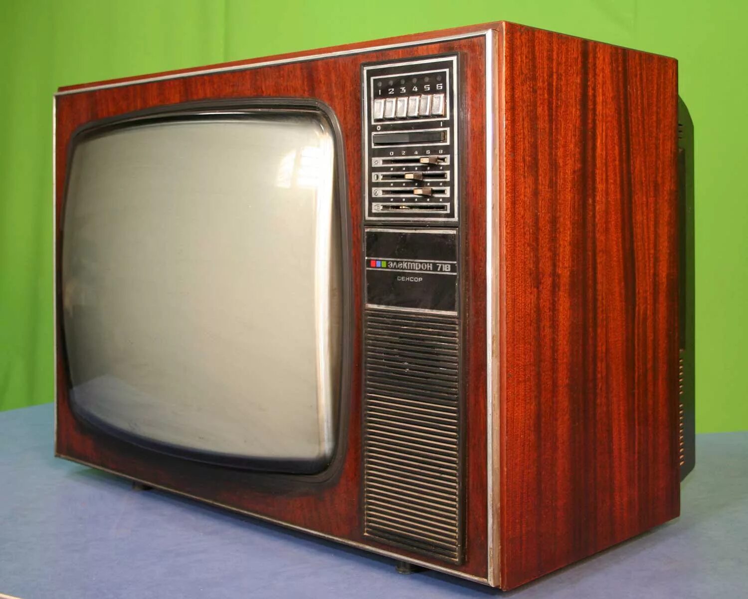 Советский цветной телевизор. Цветной телевизор электрон 718. Телевизор Рубин 718. Ламповый телевизор электрон 718. Электрон 718 телевизор СССР цветной.