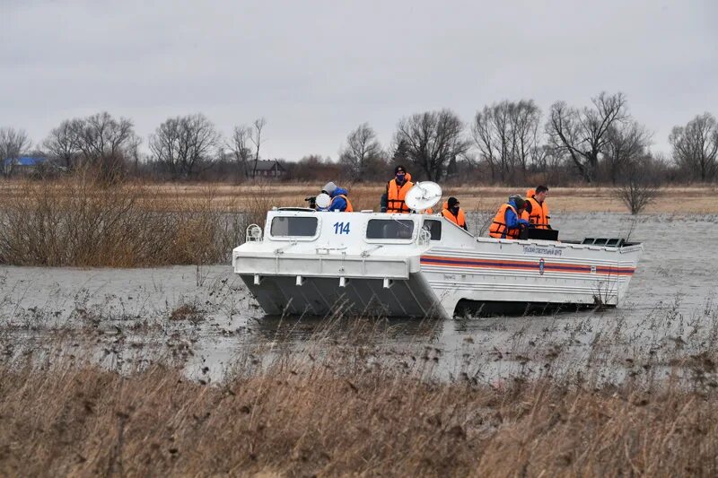 Половодье на оке 2024 прогноз. МЧС Луховицы перенаправление людей через реку Ока.