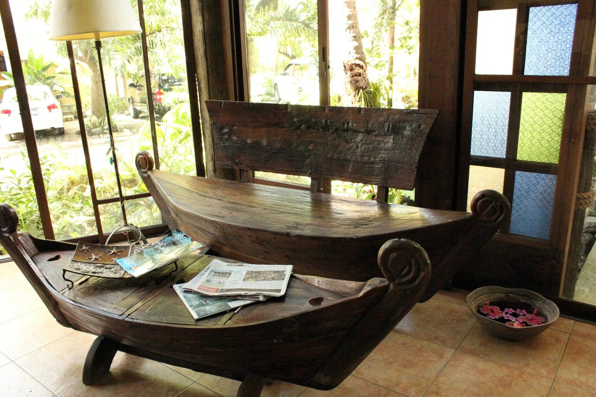 Большая деревянная лодка. Лодка декорация. Лавочка в виде лодки. Скамейка из бревна со спинкой. Лодка скамейка.