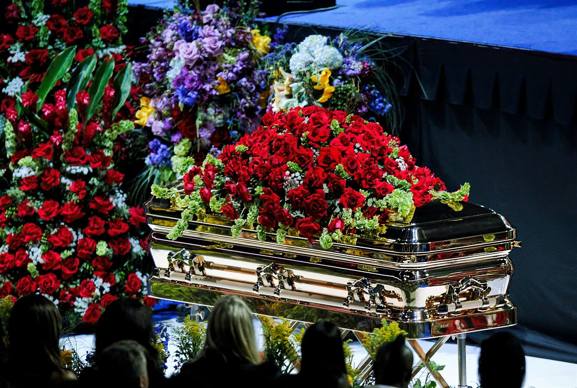 Прощание с миром. Могила Майкла Джексона. Похороны майка Джексон. Похороны Майкла Джексона могила.
