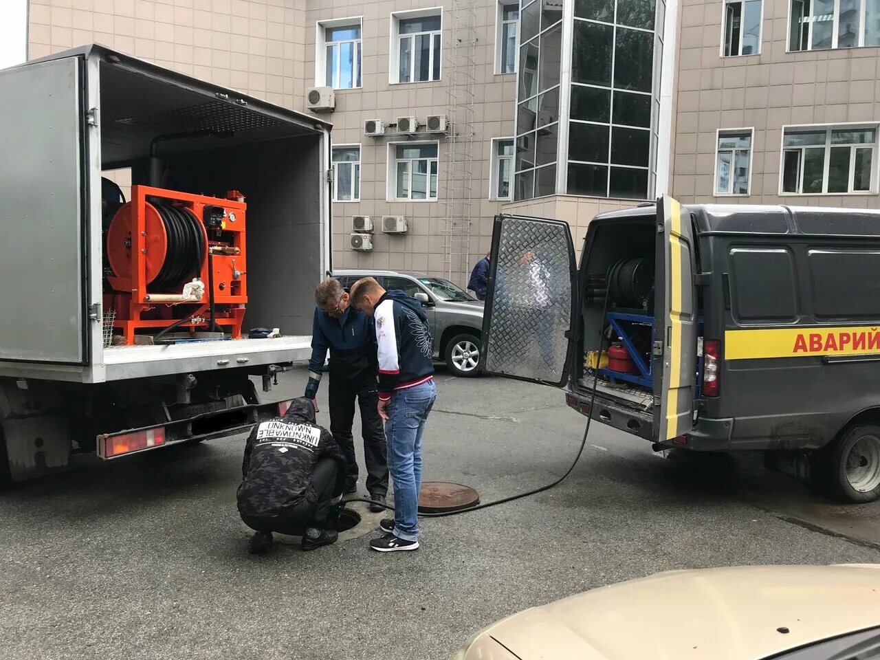 Аварийная канализация. Аварийная прочистка канализации. Аварийная служба водоканала. Аварийная служба канализации. Аварийные службы прочистки канализации.