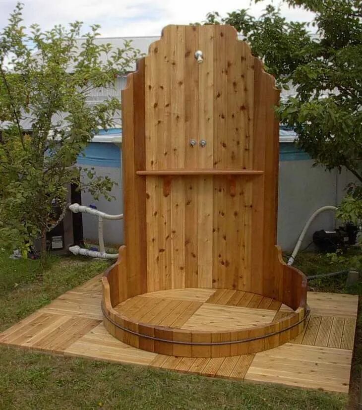 Душевая кабина для дачи своими руками. Необычный деревянный туалет. Туалет для дачи деревянный красивый. Душевая кабина из дерева для дачи.