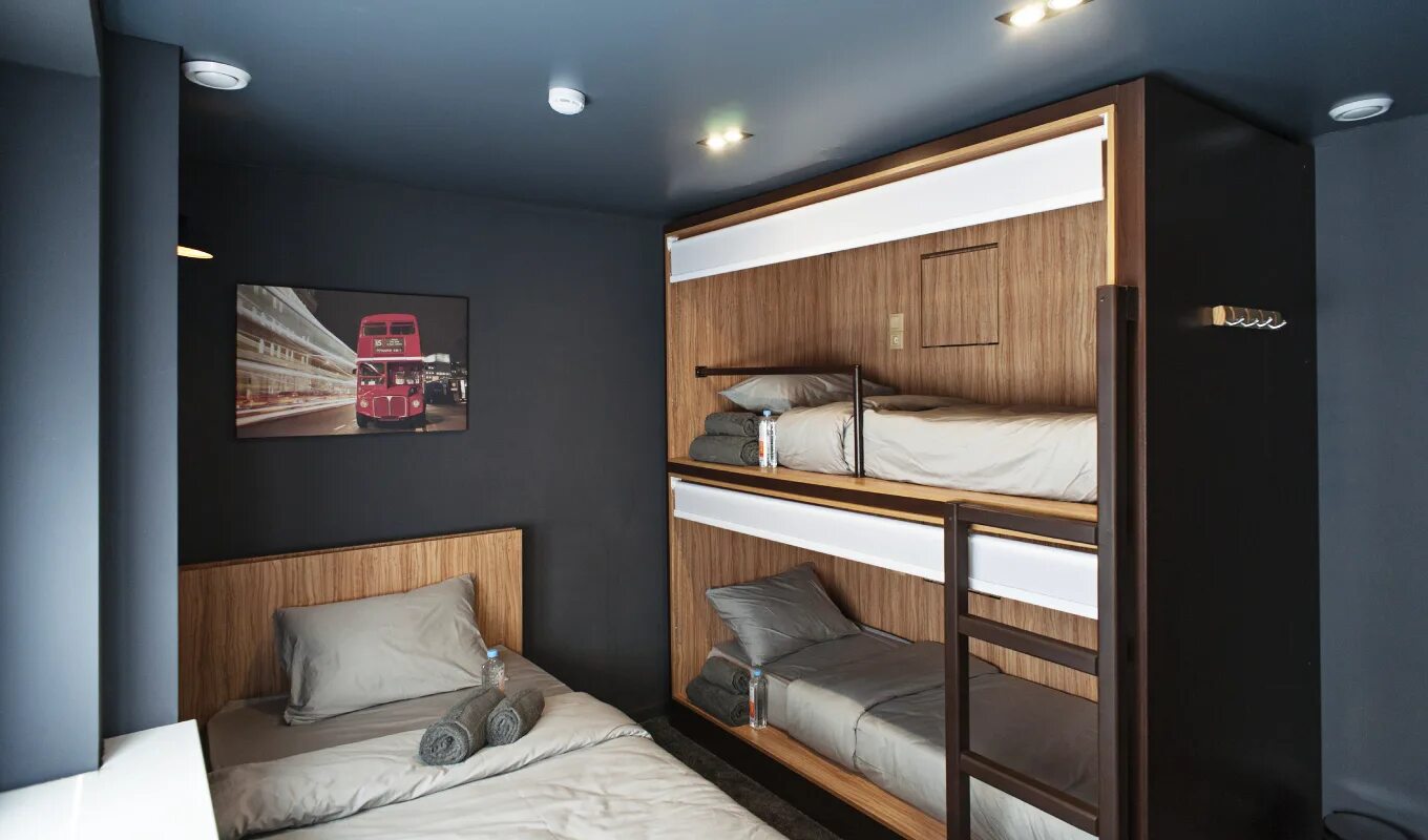 Продажа квартир общежитие. Кровати для хостела. Капсульная кровать. Спальное место в хостеле. Капсульные кровати для хостела.