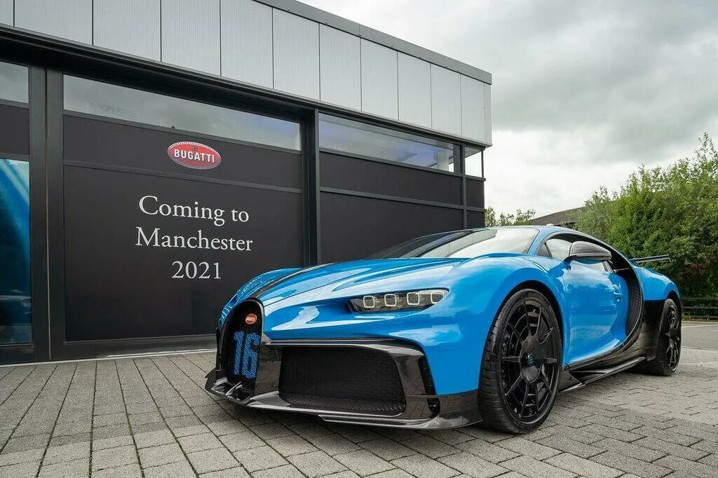 Bugatti Chiron Pur Sport 2021MY Front Three-Quarter