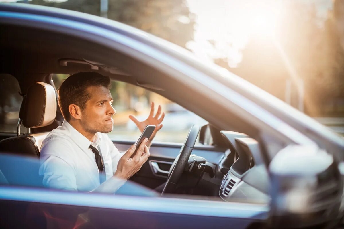 People drive a car. Человек в пробке. Человек за рулем. Человек в машине. Мужчина за рулем.