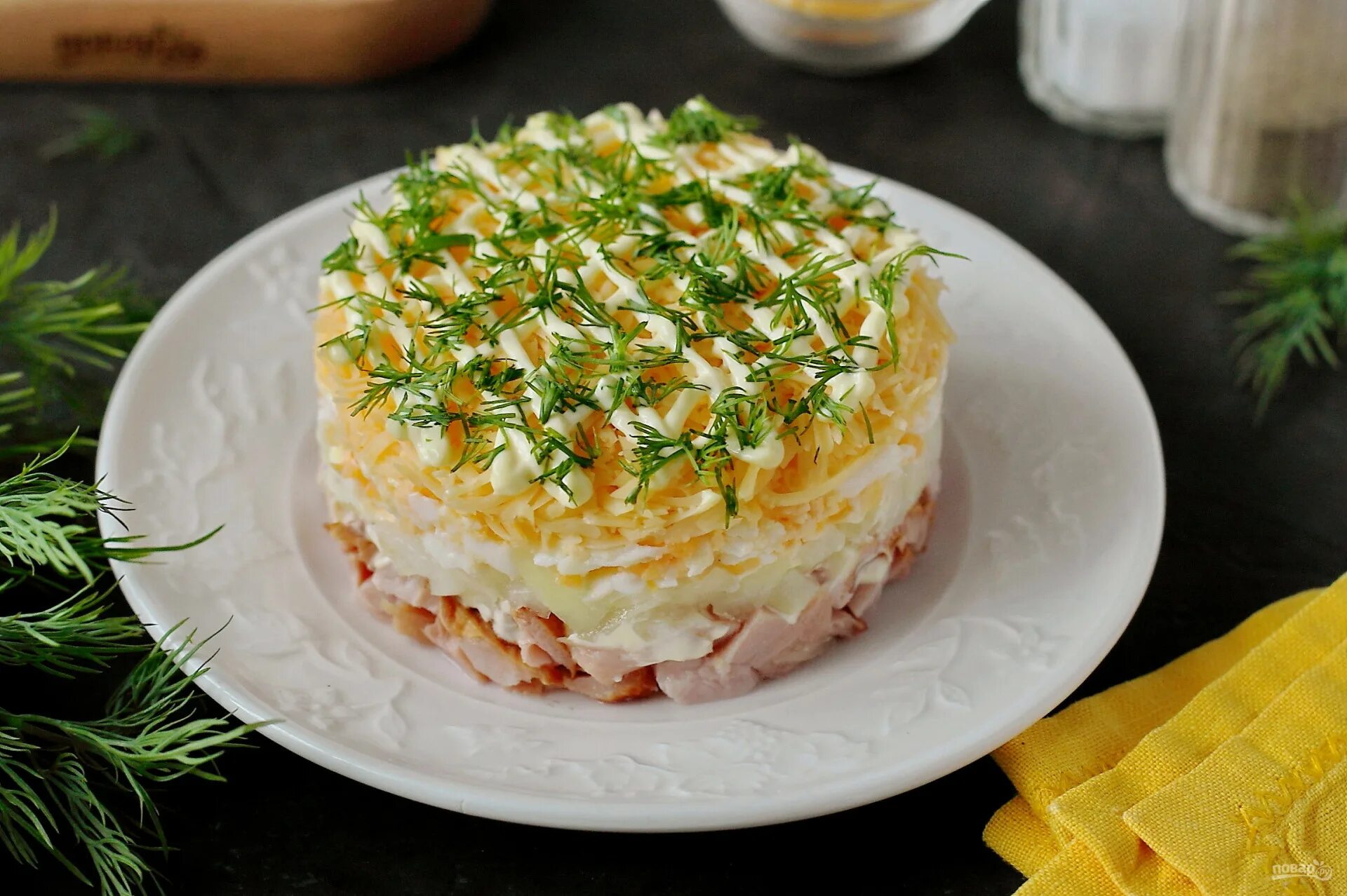 Салаты на праздничный с копченой курицей. Салат мужской каприз. Салат мужской каприз с говядиной. Салат мужской каприз с курицей. Салат каприз с копченой курицей.