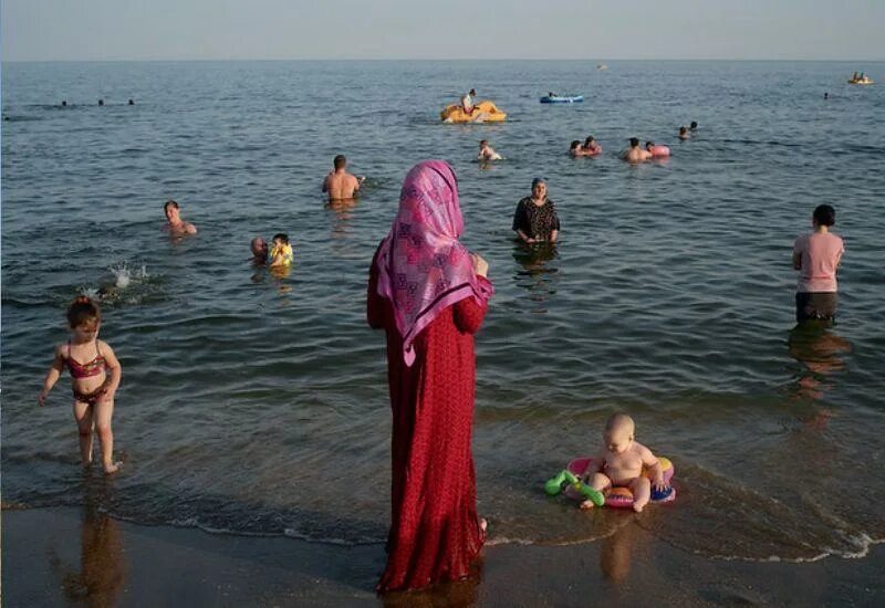 Где купаться в мае в россии. Дагестан Махачкала Каспийское море. Каспийское море Махачкала пляж. Каспийское море Дагестан Избербаш. Махачкала Избербаш море пляж.